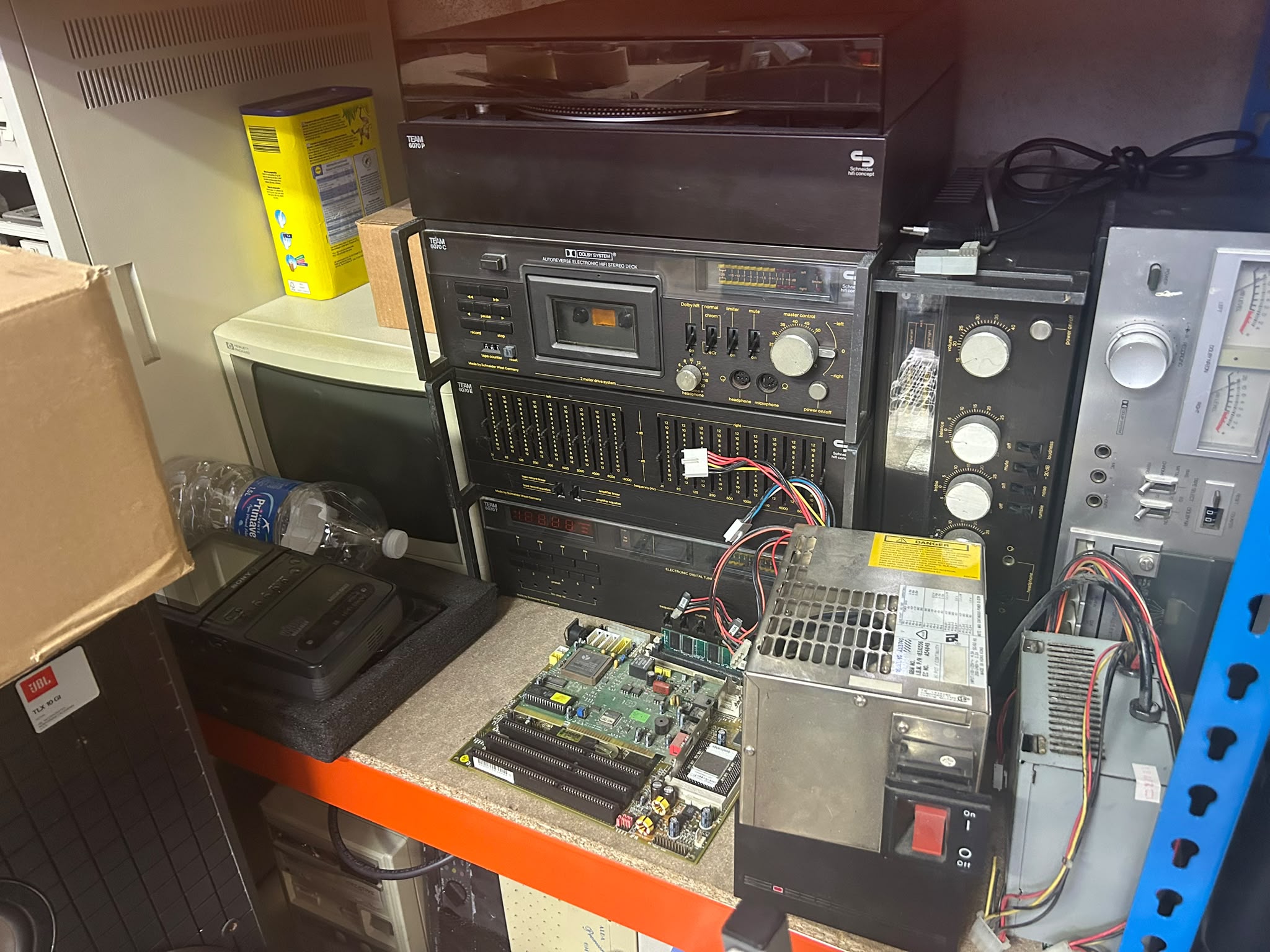 Tecnico con placa base